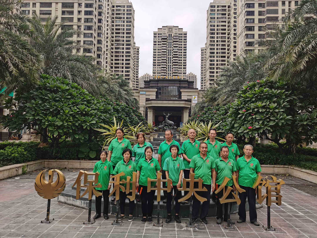 怡軒園林綠化公司駐保利小區綠化養護工人合照