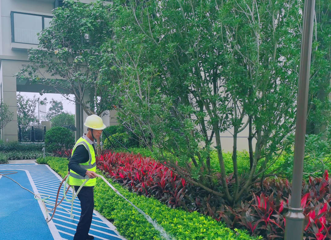 小區綠化養護澆水